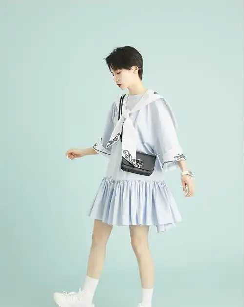 成果身材也太好了吧!穿jk裙就秀出"a字腿",这才是头号腿精