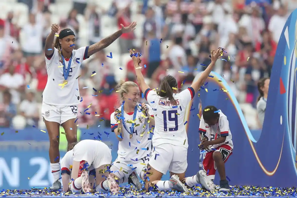 足球——美国队捧杯