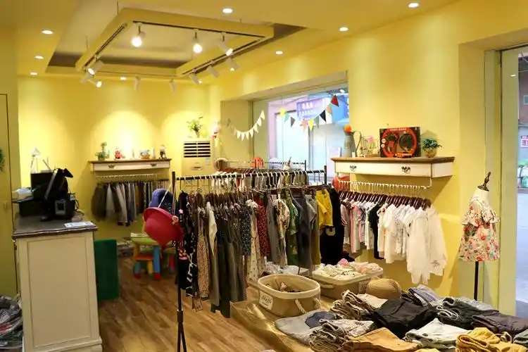 地址:人人购物广场4号门对面小熙熙童装店 小熙熙品牌童装,尊重孩子的