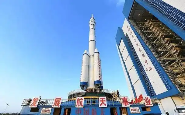 神舟十八号发射就位!3名航天员确定,神十九飞船也好了,待命中