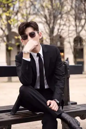 张翰穿黑色西装,帅气有度,满屏大男孩气场