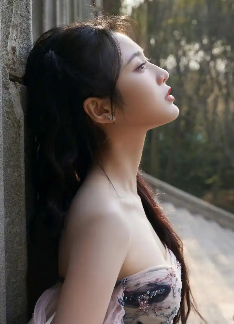 张慧雯:一袭水袖彩裙,性感尤物,妩媚多姿