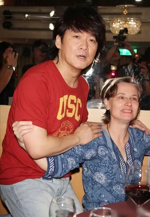 周华健晒61岁妻子正脸照二人罕见同框看起来像隔辈人