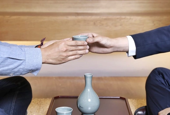 韩国的用餐礼仪被韩国人很好地传承了下来. 必知  1.