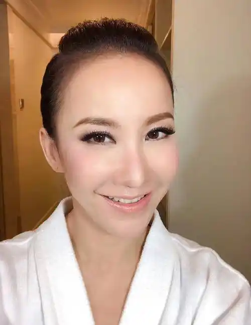 李玟晒素颜练舞照,不摘墨镜直接认不出,科技变美也难逃素颜出镜_照片