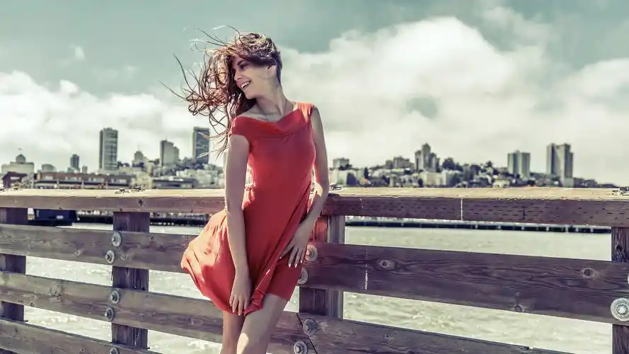 欧美个性美女红色裙子好看身材飘起发型美女壁纸