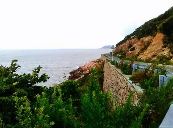 象山半边山旅游区是一个美丽的海滨胜地,位于浙江省宁波市象山县的东