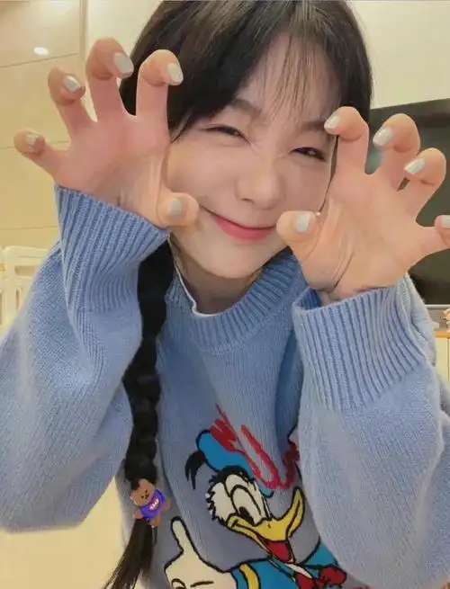 徐梦洁的笑容好有感染力!甜美又可爱的穿搭,变身元气女孩