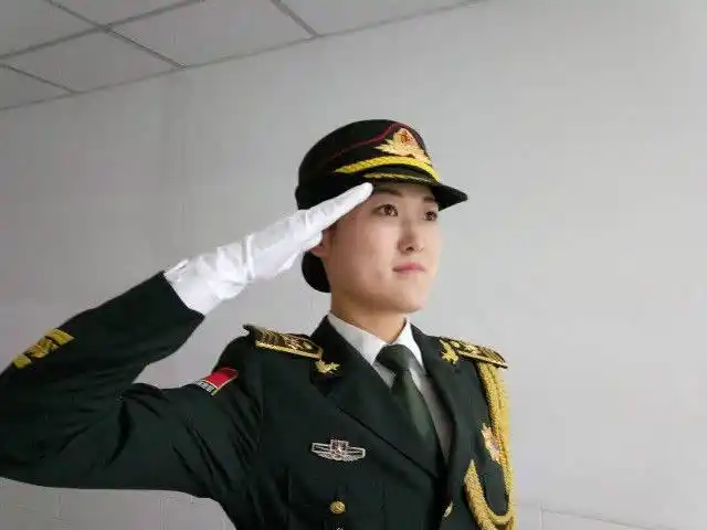 专访中国人民解放军海陆空三军仪仗队退伍女兵我校土木与交通学院2012
