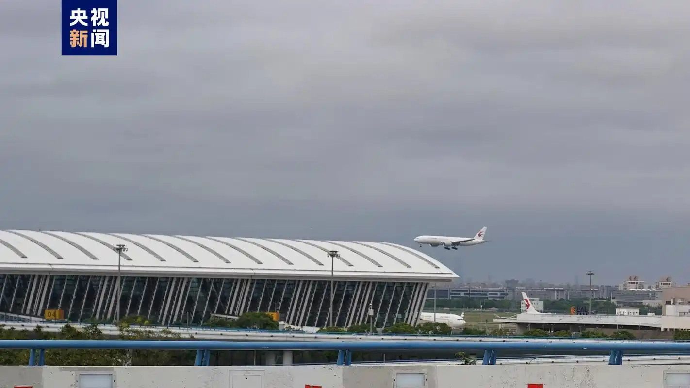 预计全天约有6000人次,200架次国际客货航班经上海浦东国际机场出入境
