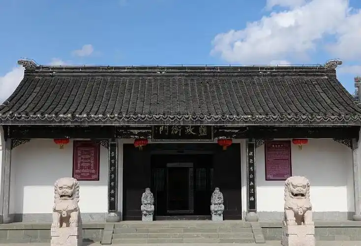 第一种说法是,在古代的时候,衙门的别称是"六扇门".