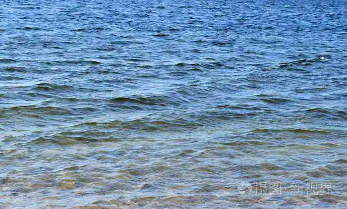 清澈的湖水中有波浪