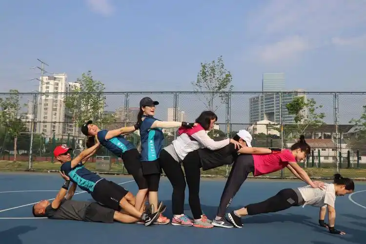 这集体摆拍还是需要力量的