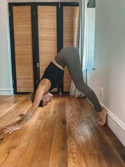 10个在家"靠墙"就能做的瑜伽姿势,极致拉伸,超舒服