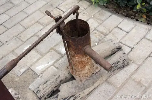 记者在安徽省阜阳市颖东区西湖镇汤庄的一个农具展厅内看到,70年代和