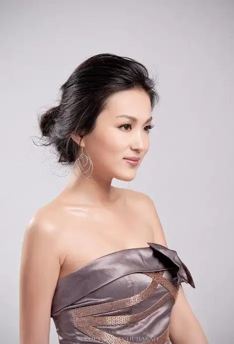 李艳冰云袖登陆各大电视台热播