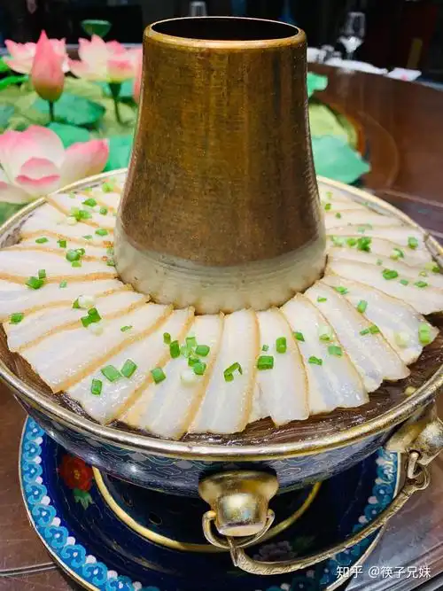 如果说最具特色的肯定是皇家御品锅,珐琅铜锅往桌上一端就有皇家菜的