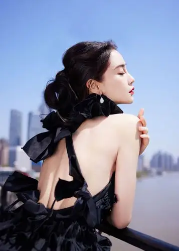 angelababy最新造型来袭一袭黑色蛋糕裙宛若黑玫瑰小公主