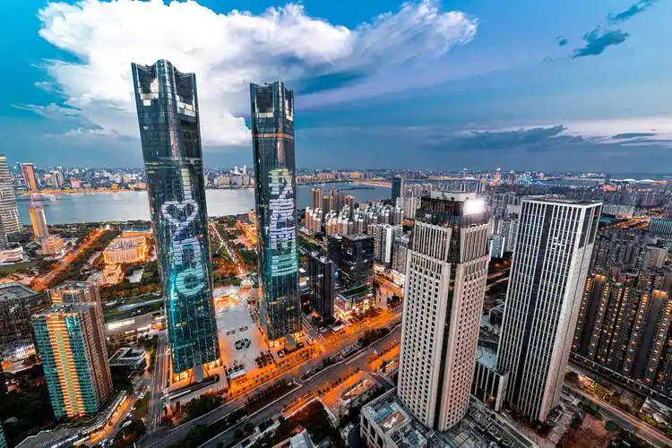 高空视角领略南昌美丽夜景观赏南昌地标建筑绿地双子塔