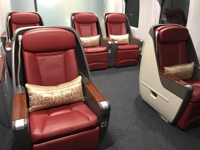 商务座靠枕定位摆放图 (每个座椅放一个)