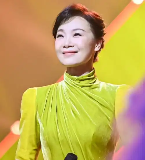 回顾歌唱家吕薇多次登上春晚舞台男友病逝让其心痛仍未婚