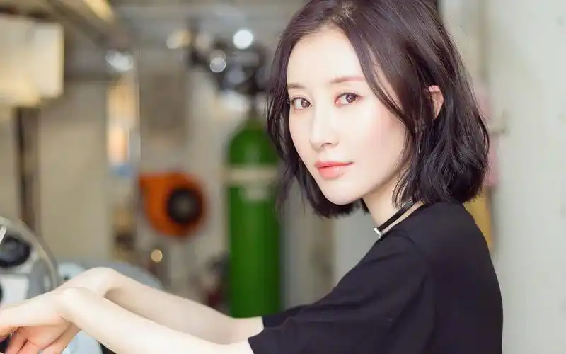 首页 桌面壁纸 大陆明星 舒畅清新短发恬静写真高清桌面壁纸