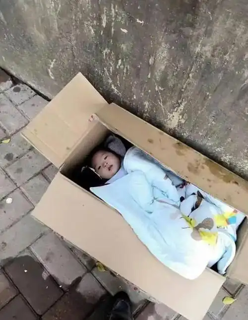 湖南弃婴被世界首富收养一周被强迫花5万美金将来或继承3千亿