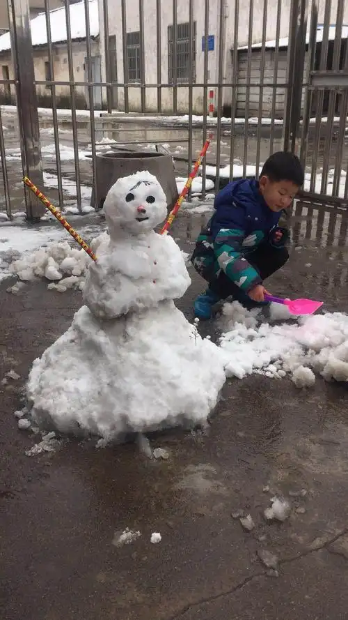 初四,下雪啦,和妈妈一起堆雪人