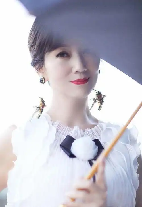 70岁赵雅芝不认老竟敢穿超短裤,大秀性感美腿,远看就像一少女