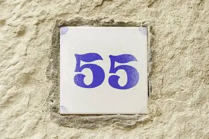 数字五十五信息墙上的奇数地址细节照片