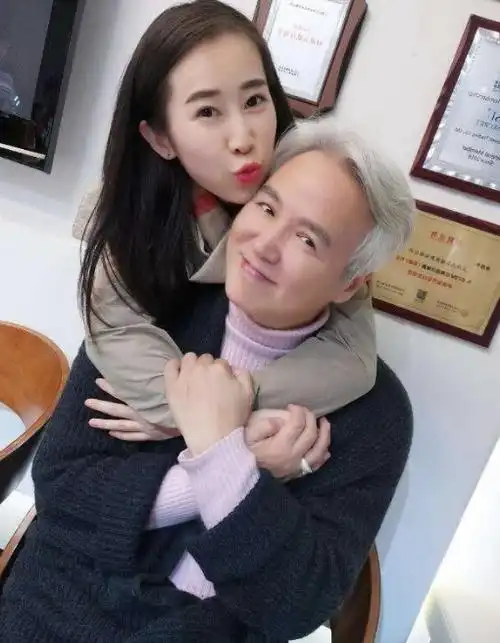 林瑞阳喂年轻美女吃肉吓得美女赶紧解释庭姐对我们很好的