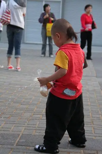 这个小家伙更绝,看来是憋得尿急,来不及赶到洗手间去方便了.