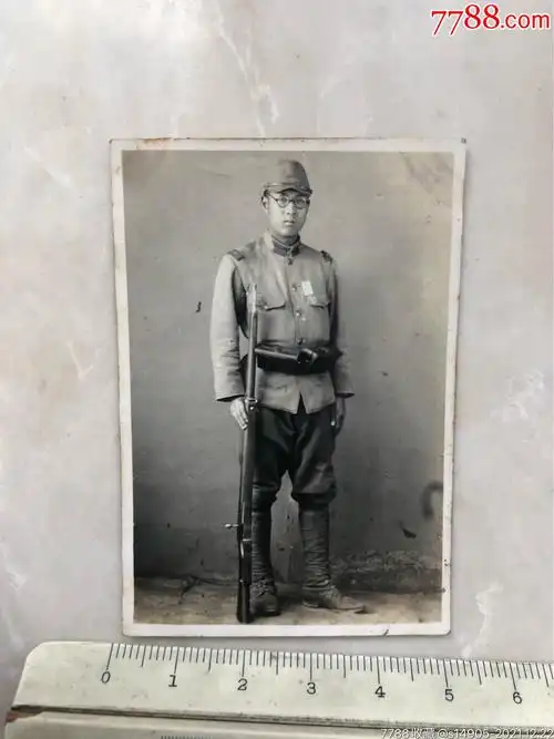 民国抗战时期戴眼镜拿枪的日本鬼子老照片