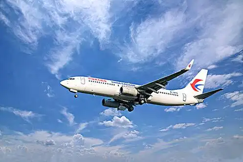 中国东方航空的飞机正降落重庆江北机场