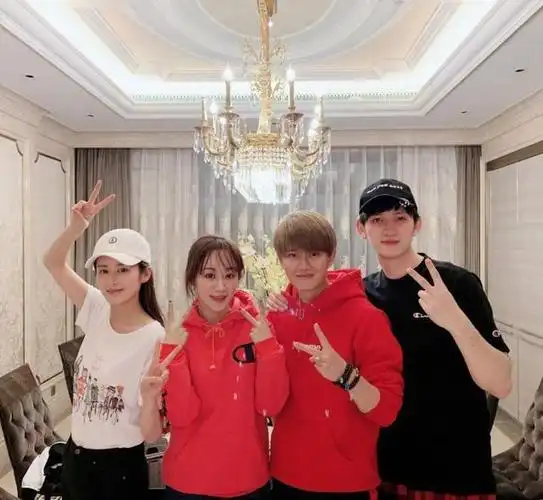 马可官宣当爸晒一家三口温馨合照杨紫任嘉伦等好友齐送祝福