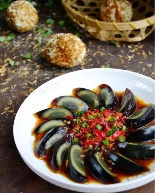 【剁椒皮蛋】1.将松花皮蛋剥皮后,切成块状,摆盘;2.