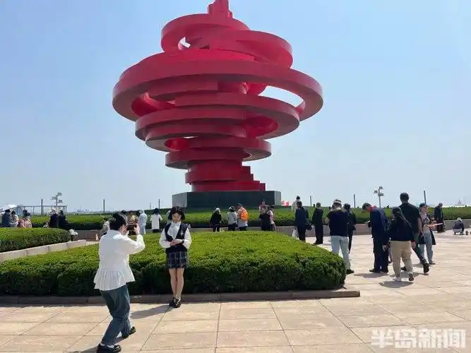 来青岛,一定要打卡五四广场_游客_标志性_雕塑