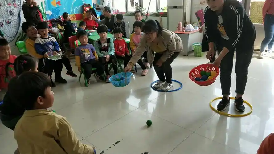 童趣无线,快乐向前民族幼儿园中二班"庆五一"亲子活动!