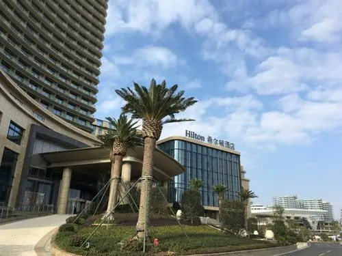 在普陀山机场叫的嘀嘀专车(40元),直奔沈家门普陀区希尔顿酒店(提前在