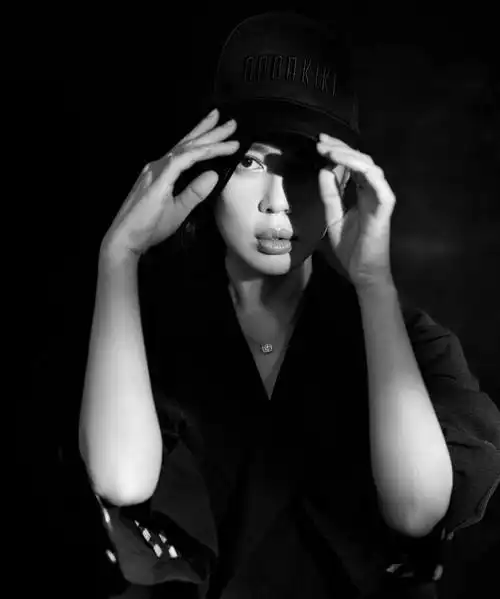 余男最新写真照,穿宽松长款西装配棒球帽,皮肤白皙气场满分