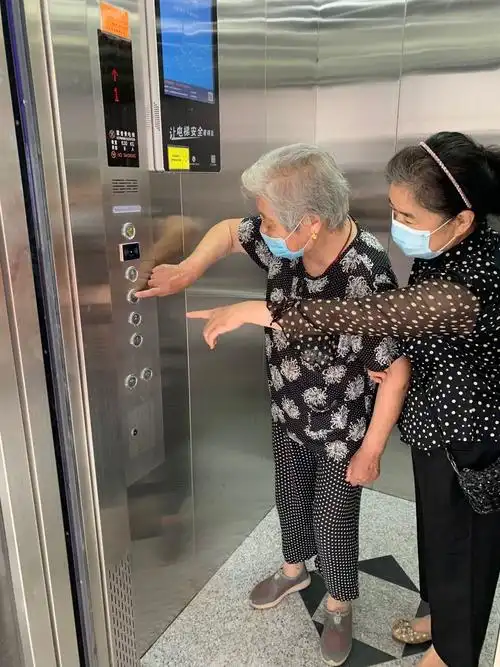 40年老楼装上电梯,西三旗街道这三个楼门的居民坐电梯上下楼_北京日报