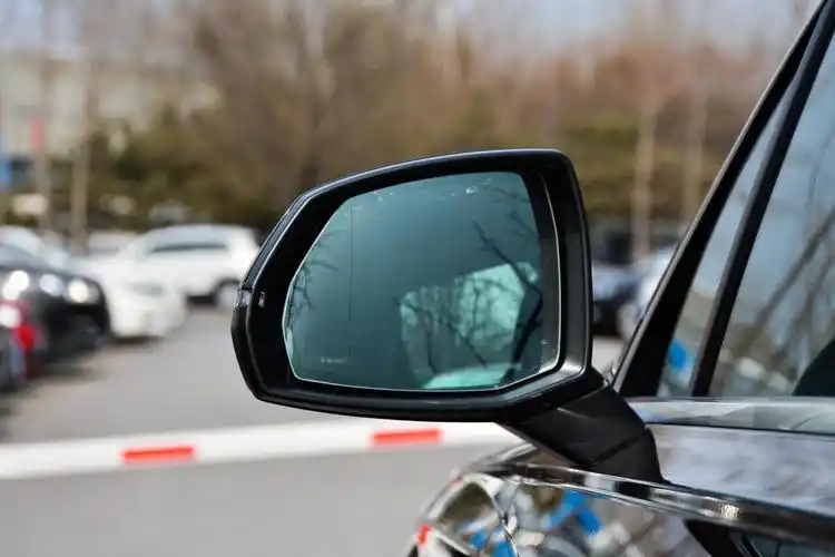 奥迪q755 tfsi 尊贵版后视镜镜面
