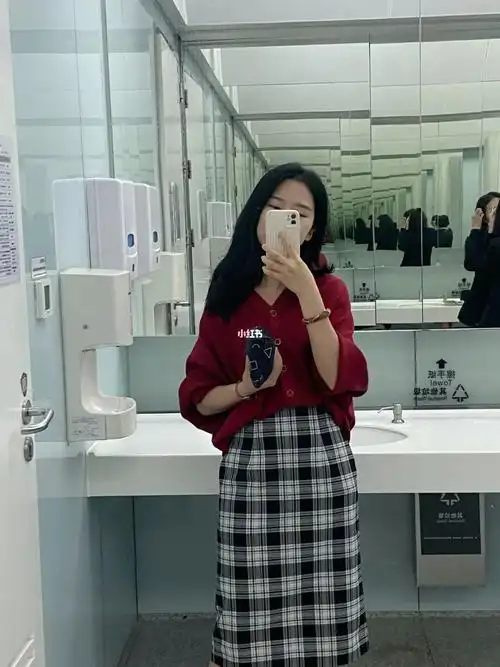 关于女生照镜子必自拍的未解之谜