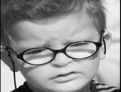 近视的人喜欢眯眼睛会造成哪些危害?