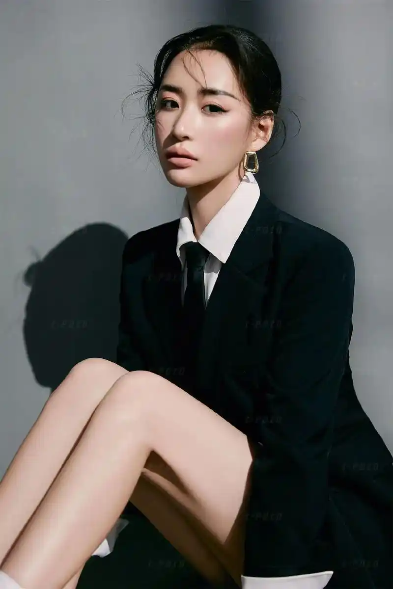 是大姐姐啦!日常都是乖乖巧巧的,就今天穿上西装打领带,尝 - 抖音