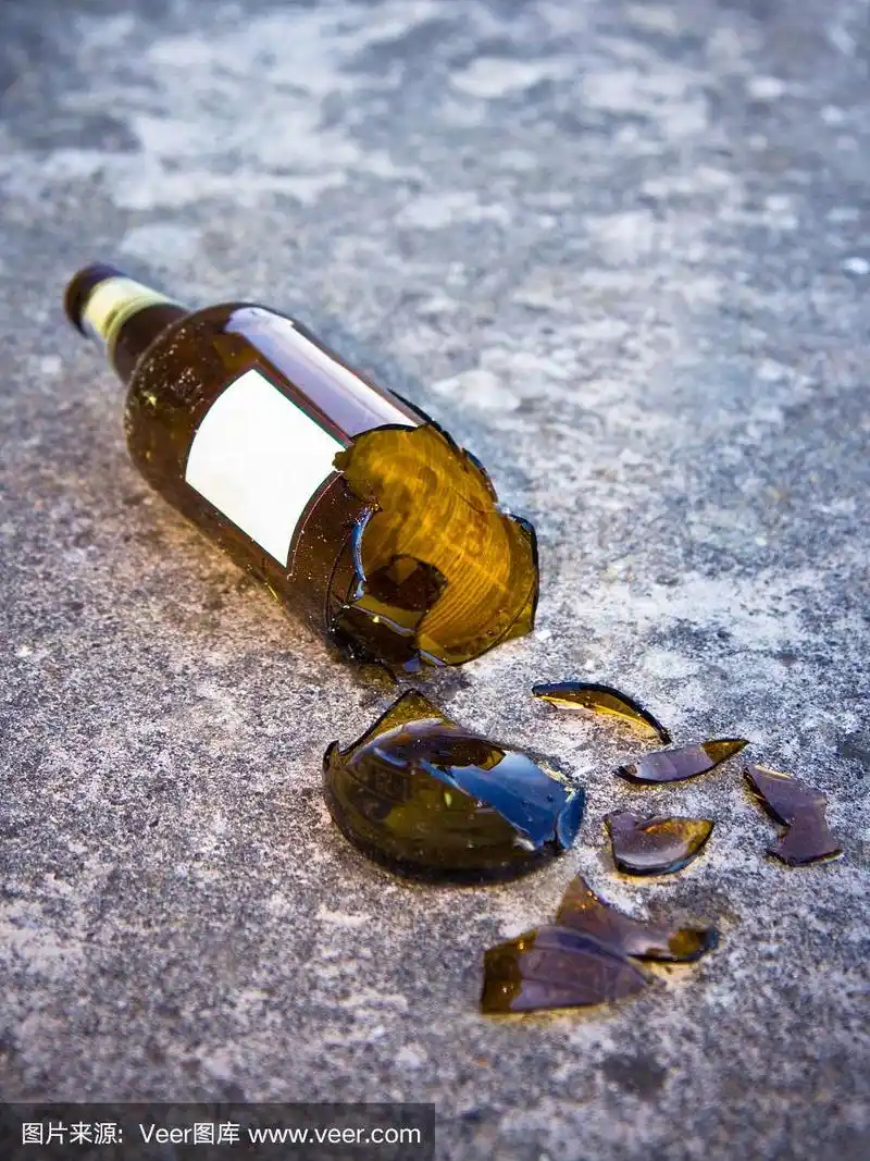 摔碎的棕色啤酒瓶掉在地上