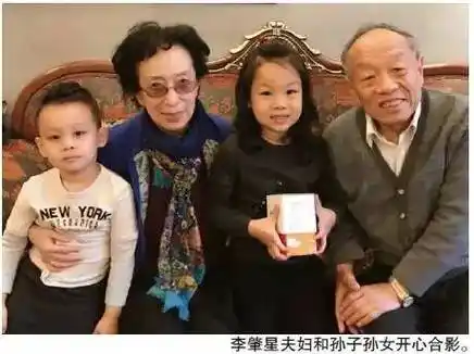 "结婚后,我们与父母在同一屋檐下生活了28年,大家朝夕相处,很融洽.