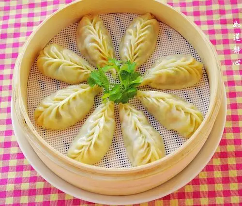 蒸一笼宝宝最爱吃的【胡萝卜柳叶蒸饺】