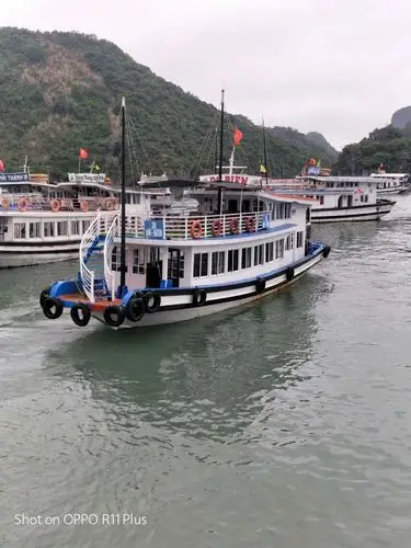风平浪静船上餐 越菜特色劲酒端 水上桂林美景现 欢声笑语乐欣欢