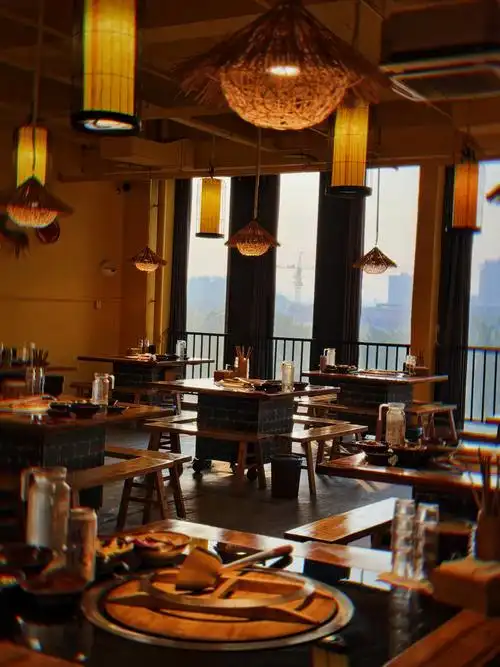 隐藏在龙湖高新天街斜对面的山城柴火鸡,环境惬意舒适,花园式装修🎈